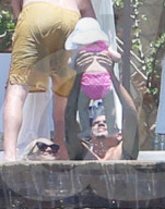 EXKLUSIV - Ashlee Simpson relaxt am Memorial Day am Pool in Mexico