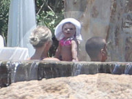 EXKLUSIV - Ashlee Simpson relaxt am Memorial Day am Pool in Mexico