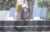 EXKLUSIV - Ashlee Simpson relaxt am Memorial Day am Pool in Mexico