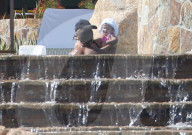 EXKLUSIV - Ashlee Simpson relaxt am Memorial Day am Pool in Mexico