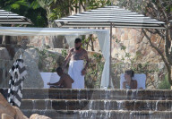 EXKLUSIV - Ashlee Simpson relaxt am Memorial Day am Pool in Mexico