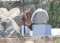 EXKLUSIV - Ashlee Simpson relaxt am Memorial Day am Pool in Mexico