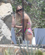 EXKLUSIV - Ashlee Simpson relaxt am Memorial Day am Pool in Mexico