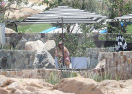 EXKLUSIV - Ashlee Simpson relaxt am Memorial Day am Pool in Mexico
