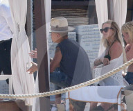 EXKLUSIV - Ashlee Simpson relaxt am Memorial Day am Pool in Mexico