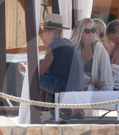 EXKLUSIV - Ashlee Simpson relaxt am Memorial Day am Pool in Mexico