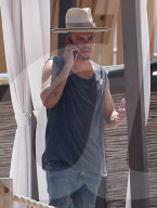 EXKLUSIV - Ashlee Simpson relaxt am Memorial Day am Pool in Mexico