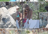 EXKLUSIV - Ashlee Simpson relaxt am Memorial Day am Pool in Mexico