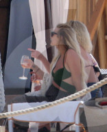EXKLUSIV - Ashlee Simpson relaxt am Memorial Day am Pool in Mexico