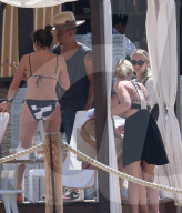 EXKLUSIV - Ashlee Simpson relaxt am Memorial Day am Pool in Mexico