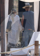 EXKLUSIV - Ashlee Simpson relaxt am Memorial Day am Pool in Mexico