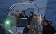 PEOPLE - Johnny Depp und Alice Cooper und Band fahren Boot in Stockholm