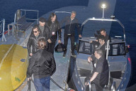 PEOPLE - Johnny Depp und Alice Cooper und Band fahren Boot in Stockholm