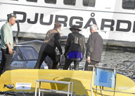 PEOPLE - Johnny Depp und Alice Cooper und Band fahren Boot in Stockholm