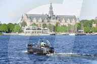 PEOPLE - Johnny Depp und Alice Cooper und Band fahren Boot in Stockholm