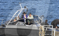 PEOPLE - Johnny Depp und Alice Cooper und Band fahren Boot in Stockholm