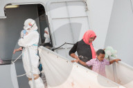 NEWS - Gesunkenes Flüchtlingsboot im Mittelmeer: Überlebende erreichen Porto Empedocle