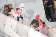 NEWS - Gesunkenes Flüchtlingsboot im Mittelmeer: Überlebende erreichen Porto Empedocle