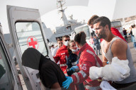 NEWS - Gesunkenes Flüchtlingsboot im Mittelmeer: Überlebende erreichen Porto Empedocle