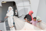 NEWS - Gesunkenes Flüchtlingsboot im Mittelmeer: Überlebende erreichen Porto Empedocle
