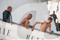 NEWS - Gesunkenes Flüchtlingsboot im Mittelmeer: Überlebende erreichen Porto Empedocle