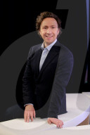 STEPHANE BERN, JOURNALISTE ET ANIMATEUR DE RADIO ET DE TELEVISION, INVITE DU BUZZ TV MAGAZINE