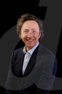 STEPHANE BERN, JOURNALISTE ET ANIMATEUR DE RADIO ET DE TELEVISION, INVITE DU BUZZ TV MAGAZINE