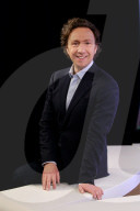 STEPHANE BERN, JOURNALISTE ET ANIMATEUR DE RADIO ET DE TELEVISION, INVITE DU BUZZ TV MAGAZINE