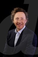 STEPHANE BERN, JOURNALISTE ET ANIMATEUR DE RADIO ET DE TELEVISION, INVITE DU BUZZ TV MAGAZINE