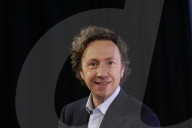 STEPHANE BERN, JOURNALISTE ET ANIMATEUR DE RADIO ET DE TELEVISION, INVITE DU BUZZ TV MAGAZINE