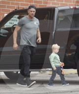 PEOPLE - Daddy on Duty: Josh Duhamel mit Klein Axl in Brentwood unterwegs