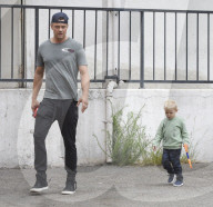 PEOPLE - Daddy on Duty: Josh Duhamel mit Klein Axl in Brentwood unterwegs