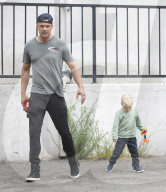 PEOPLE - Daddy on Duty: Josh Duhamel mit Klein Axl in Brentwood unterwegs