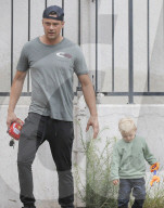 PEOPLE - Daddy on Duty: Josh Duhamel mit Klein Axl in Brentwood unterwegs