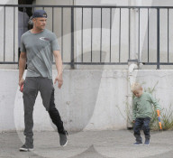 PEOPLE - Daddy on Duty: Josh Duhamel mit Klein Axl in Brentwood unterwegs