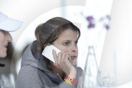 PEOPLE - Athina Onassis mit ernster Mine am Telefon