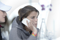 PEOPLE - Athina Onassis mit ernster Mine am Telefon
