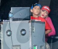 EXKLUSIV - Gwen Stefani und Kingston "fŠnen" backstage fŸr Blake Shelton