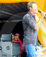 EXKLUSIV - Gwen Stefani und Kingston "fŠnen" backstage fŸr Blake Shelton