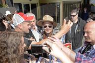 PEOPLE - Johnny Depp verteilt vor seiner Abreise aus Stockholm Autogramme