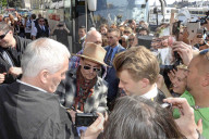 PEOPLE - Johnny Depp verteilt vor seiner Abreise aus Stockholm Autogramme