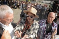 PEOPLE - Johnny Depp verteilt vor seiner Abreise aus Stockholm Autogramme