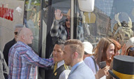 PEOPLE - Johnny Depp verteilt vor seiner Abreise aus Stockholm Autogramme