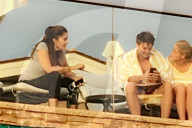 PEOPLE - Patrick Schwarzenegger chillts mit Freundin Abby und Mutter Maria am Pool