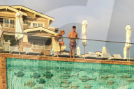 PEOPLE - Patrick Schwarzenegger chillts mit Freundin Abby und Mutter Maria am Pool