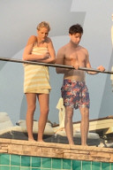 PEOPLE - Patrick Schwarzenegger chillts mit Freundin Abby und Mutter Maria am Pool
