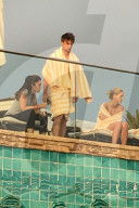 PEOPLE - Patrick Schwarzenegger chillts mit Freundin Abby und Mutter Maria am Pool
