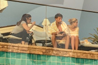 PEOPLE - Patrick Schwarzenegger chillts mit Freundin Abby und Mutter Maria am Pool