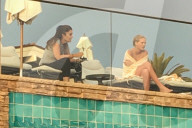 PEOPLE - Patrick Schwarzenegger chillts mit Freundin Abby und Mutter Maria am Pool