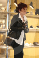 EXKLUSIV - Sharon Osbourne bummelt in Beverly Hills